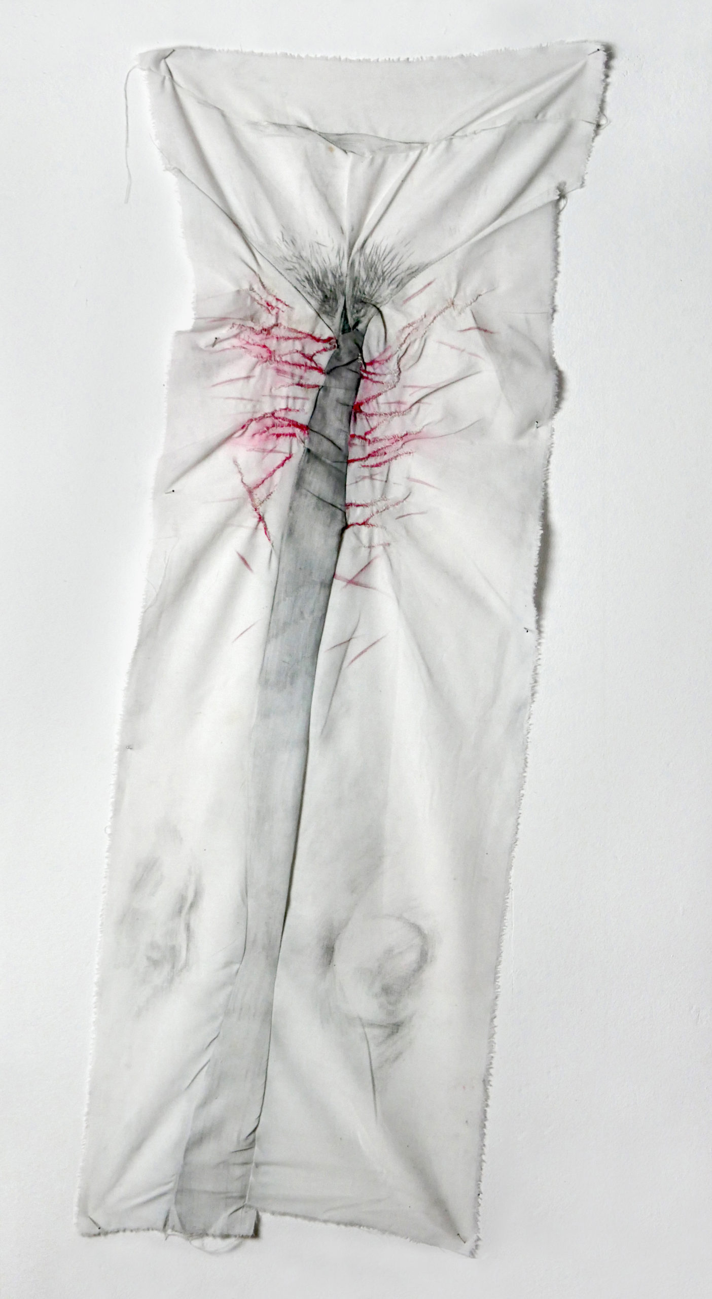 całun II, tkanina bawełniana, tusz, ołówek, kredka, elementy wyszywane, 120 x 40 cm